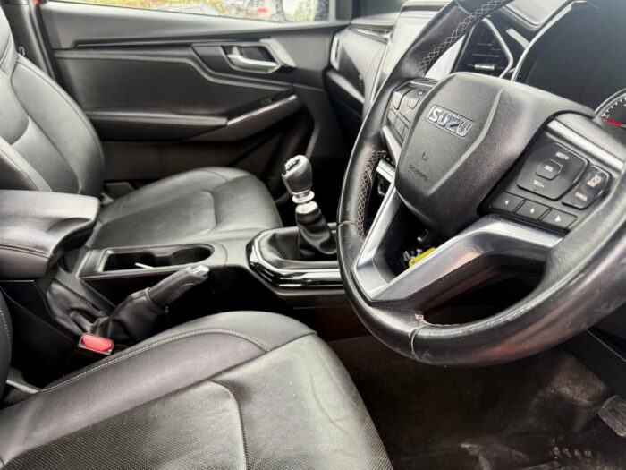 Isuzu D-Max V-Cross - Image 13