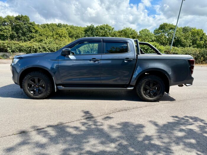 Isuzu D-Max V-Cross (Ex Management Vehicle) - Image 4