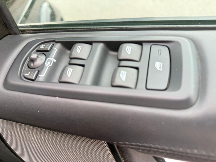Land Rover Discovery 4 SDV6 Landmark Edition - Image 23