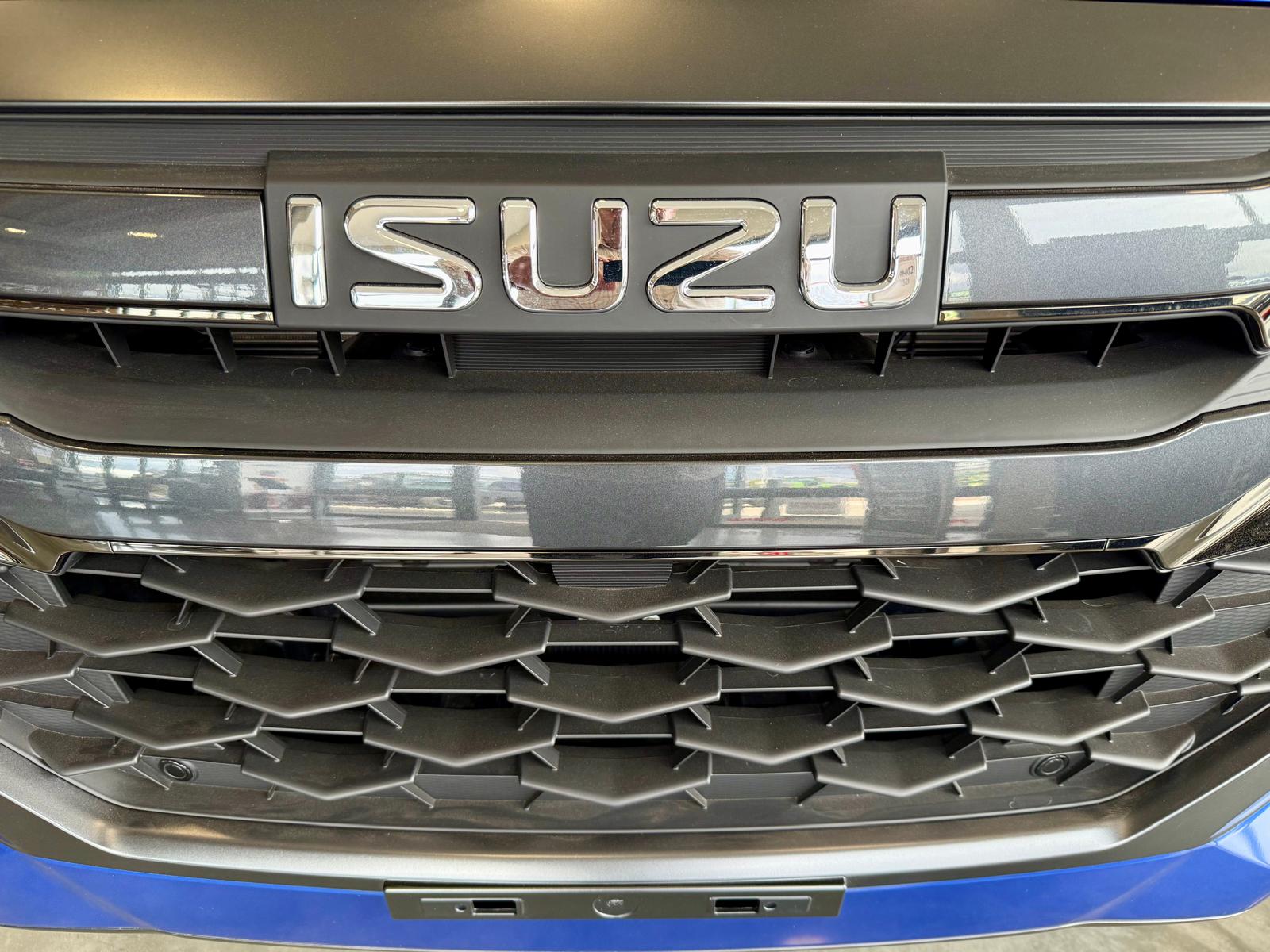 BRAND NEW Isuzu D-Max V-Cross Automatic - Image 13