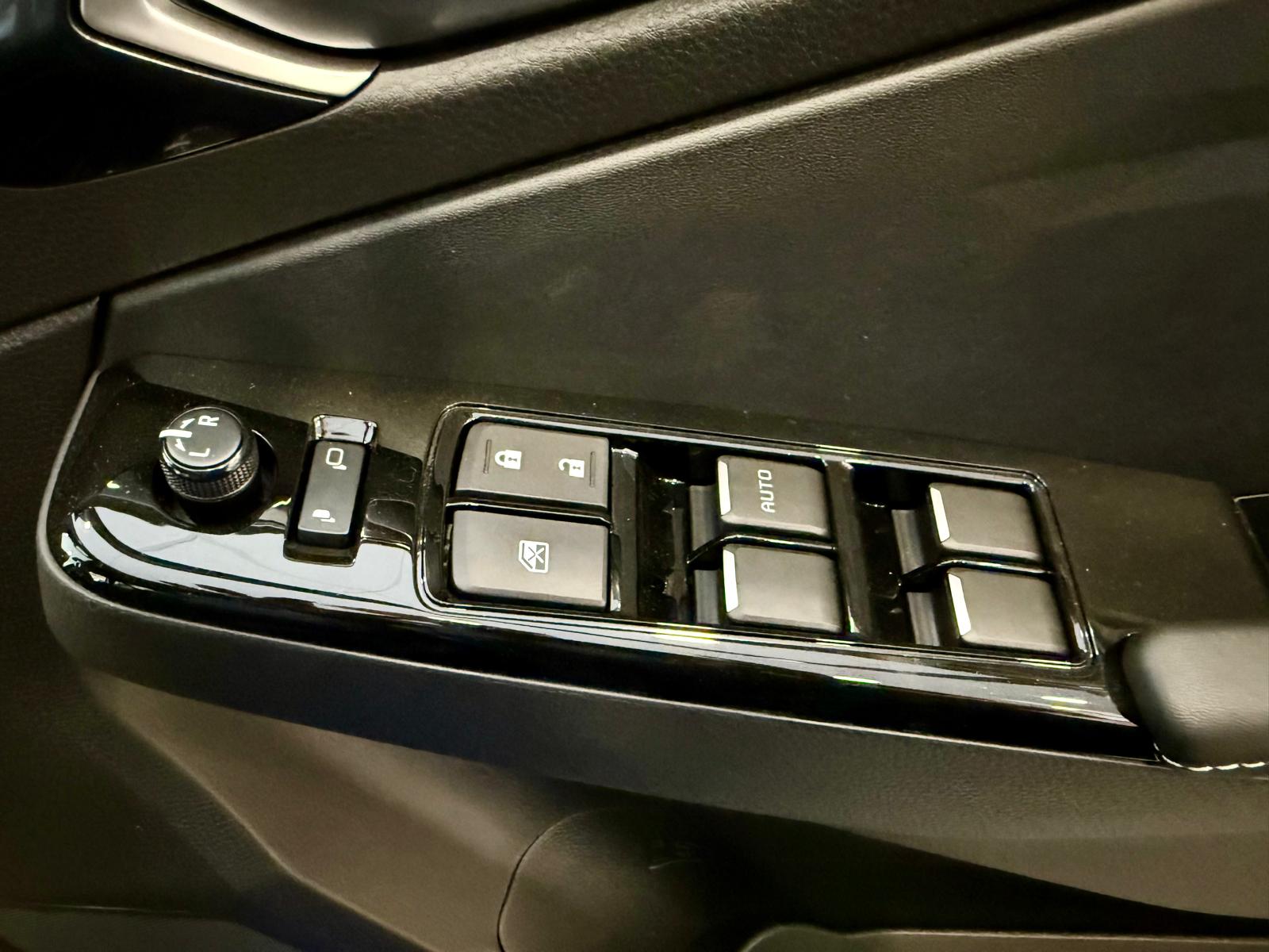 BRAND NEW Isuzu D-Max V-Cross Automatic - Image 27