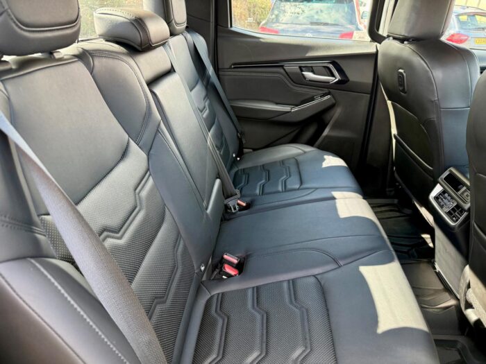 Isuzu D-Max V-Cross Automatic - Image 21