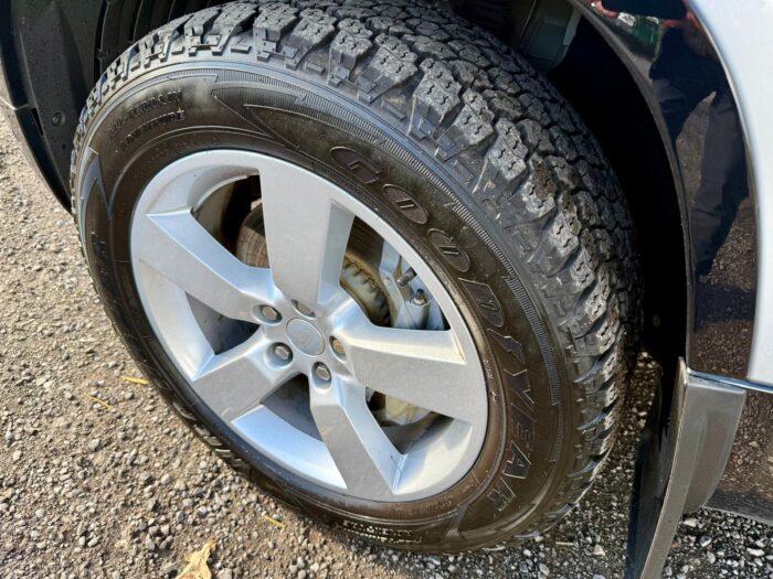 Land Rover Defender 110 D300 X-Dynamic HSE - Image 13