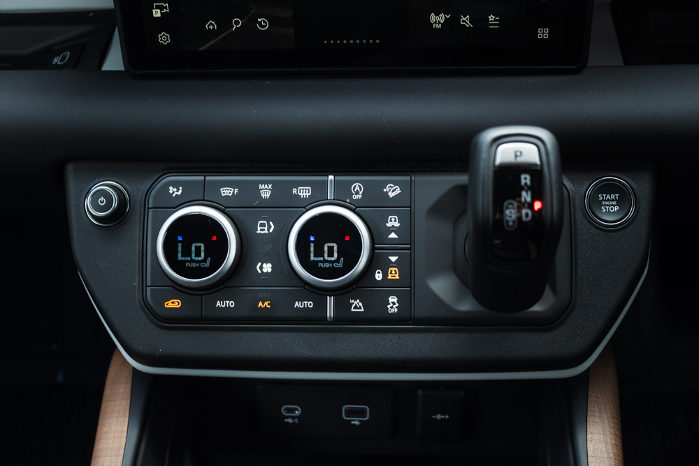 Land Rover Defender 90 3.0 D250 MHEV Hard Top SUV Auto - Image 33